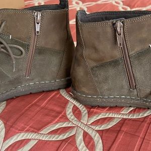 Cute Clark’s booties EUC. Size 7.5